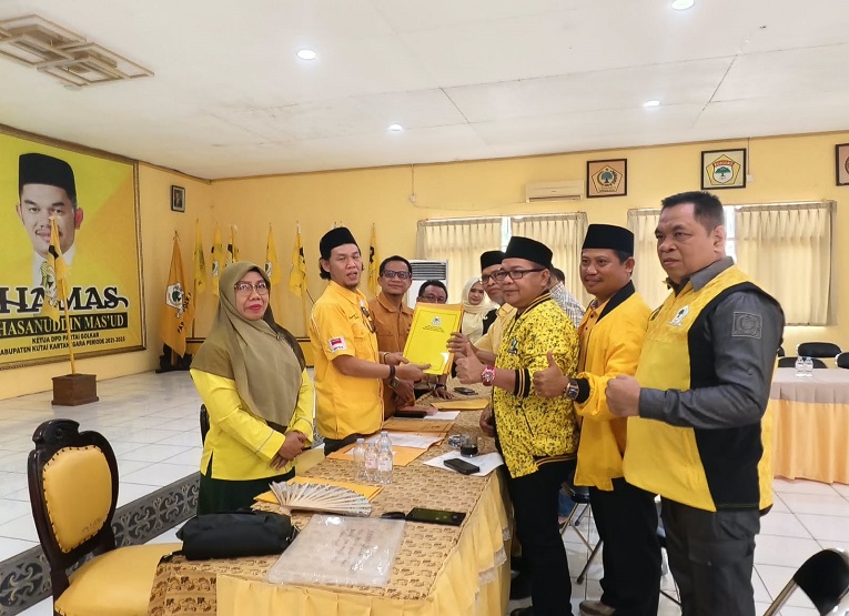 Penyerahan Berkas Bakal Calon Ketua DPD Partai Golkar Kukar (Foto : Andri/dutakaltimnews.com)