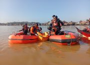 Tiga Hari Dicari, Nelayan 63 Tahun Ditemukan Meninggal Dunia di Sungai Mahakam Jembayan 9 Petugas Gabungan Saat Mengevakuasi Korban Tenggelam di Desa Jembayan. (Dok. Disdamkarmatan Kukar)