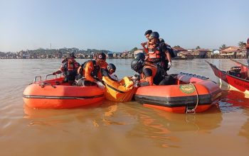 Tiga Hari Dicari, Nelayan 63 Tahun Ditemukan Meninggal Dunia di Sungai Mahakam Jembayan 3 Petugas Gabungan Saat Mengevakuasi Korban Tenggelam di Desa Jembayan. (Dok. Disdamkarmatan Kukar)