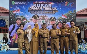 Foto bersama para Kepala SMPN di Tenggarong usai pembagian seragam sekolah gratis di SMPN 3 Tenggarong Senin (10/8/2026), (Dok. Andri/dutakaltimnews.com)