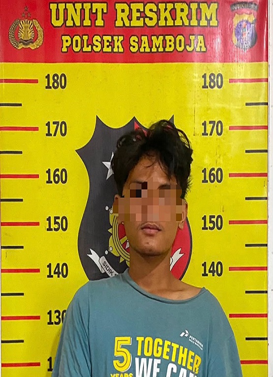 Pelaku Saat di Amankan Petugas Kepolisian. (Dok. Polsek Samboja)