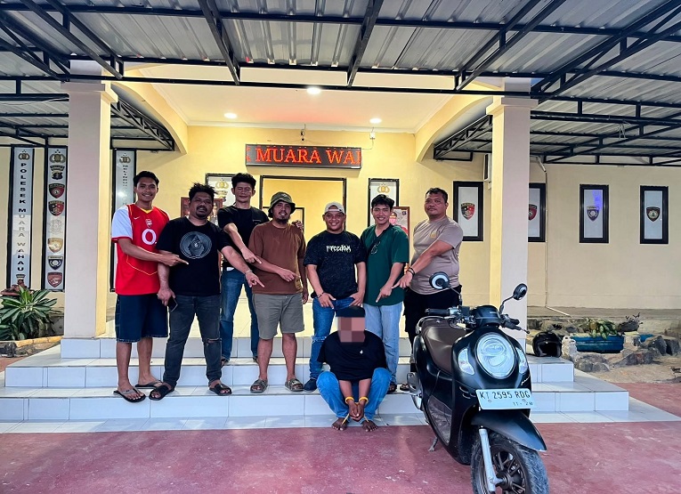 Pelaku Saat di Amankan Petugas Kepolisian. (Dok. Polsek Kenohan)