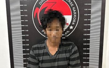Pelaku Saat di Amankan Petugas Kepolisian. (Dok. Polres Kukar)