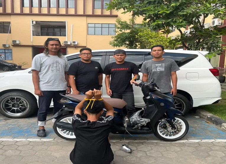 Pelaku dan Barang Bukti Saat di Amankan Petugas Kepolisian. (Dok. Polres Kukar)