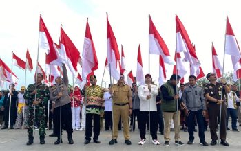 Pembagian Bendera Merah Putih yang dilakukan Bupati Kukar Aulia Rahman Basri bersama Jajaran Forkopimda, serta Sultan Kutai Kartanegara Ing Martadipura kepada masyarakat, tokoh agama, pemuda, paguyuban dan pelajar di Taman Pujasera Tenggarong. (Irvan/dutakaltimnews.com)
