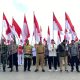 Pembagian Bendera Merah Putih yang dilakukan Bupati Kukar Aulia Rahman Basri bersama Jajaran Forkopimda, serta Sultan Kutai Kartanegara Ing Martadipura kepada masyarakat, tokoh agama, pemuda, paguyuban dan pelajar di Taman Pujasera Tenggarong. (Irvan/dutakaltimnews.com)