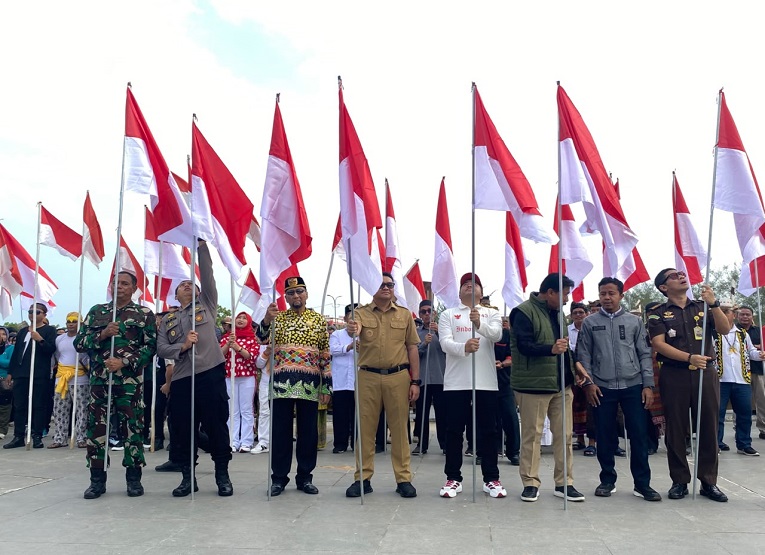 Pembagian Bendera Merah Putih yang dilakukan Bupati Kukar Aulia Rahman Basri bersama Jajaran Forkopimda, serta Sultan Kutai Kartanegara Ing Martadipura kepada masyarakat, tokoh agama, pemuda, paguyuban dan pelajar di Taman Pujasera Tenggarong. (Irvan/dutakaltimnews.com)
