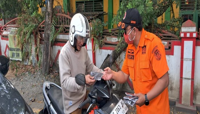 Asap Karhutla Makin Tebal, BPBD Kukar Bagikan 400 Masker Gratis