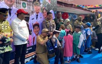 Suasana Pembagian Perlengkapan Sekolah Gratis di SMP Negeri 3 Tenggarong. (Irvan/dutakaltimnews.com)