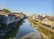 Perumahan di kawasan bantaran sungai Tenggarong (Foto : Andri/dutakaltimnews.com)