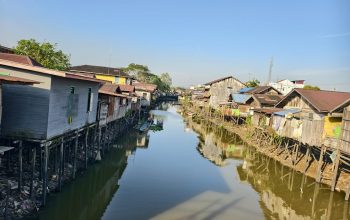 Perumahan di kawasan bantaran sungai Tenggarong (Foto : Andri/dutakaltimnews.com)
