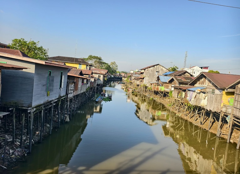 Perumahan di kawasan bantaran sungai Tenggarong (Foto : Andri/dutakaltimnews.com)