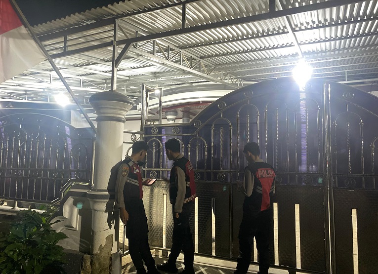 Petugas Polres Kukar Saat Melakukan Penggeledahan Rumah di Jalan Danau Melintang, RT 24, Kelurahan Melayu, Kecamatan Tenggarong. (Irvan/dutakaltimnews.com)