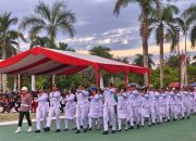 Pengibaran bendera di halaman kantor bupati Kukar (Dok. Andri/dutakaltimnews.com)