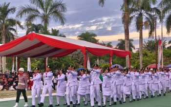 Pengibaran bendera di halaman kantor bupati Kukar (Dok. Andri/dutakaltimnews.com)