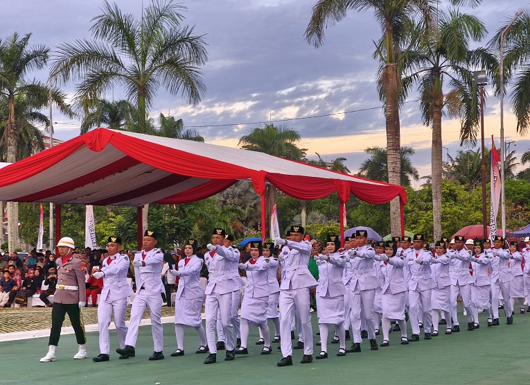 Pengibaran bendera di halaman kantor bupati Kukar (Dok. Andri/dutakaltimnews.com)