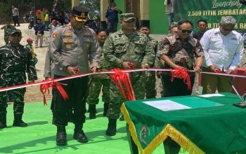 Peresmian Jembatan Garuda Merah Putih di Desa Jembayan, Kecamatan Loa Kuku. (Irvan/dutakaltimnews.com)