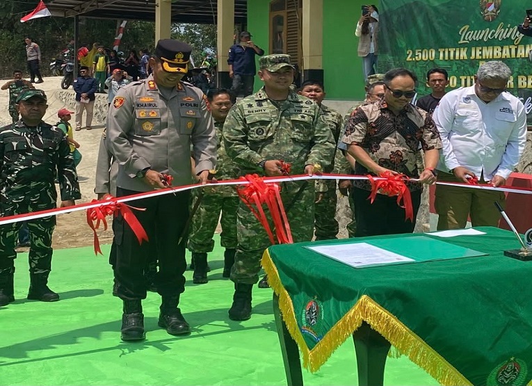 Peresmian Jembatan Garuda Merah Putih di Desa Jembayan, Kecamatan Loa Kuku. (Irvan/dutakaltimnews.com)