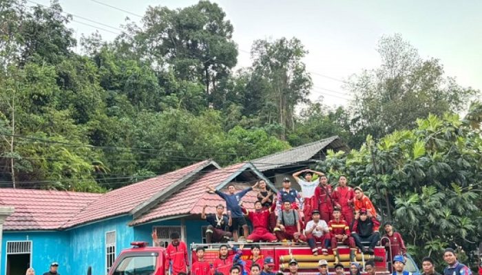 petugas yg memadamkan kobaran api
