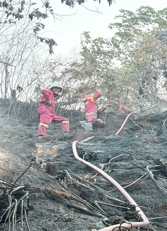 Suasana Petugas Berusaha Memadamkan Api Yang Berkobar di Jalan Budiono RT 02, Kelurahan Muara Sanga-Sanga, Kecamatan Sanga-Sanga. (Dok. Disdamkarmatan Kukar)