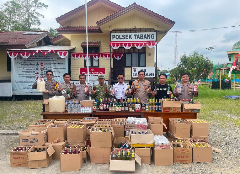 Barang bukti miras hasil razia Polsek Tabang diamankan di halaman Mapolsek Tabang. (Dok. Polsek Tabang)