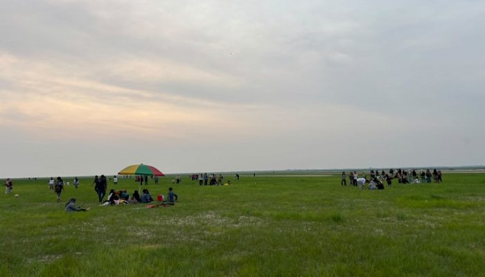 Danau Semayang Berubah Jadi Padang Rumput, Wisatawan Ramai Berkunjung