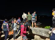 Petugas dan warga berjibaku melakukan evakuasi perempuan yang terjun ke Sungai Mahakam di Turap Timbau, Tenggarong. (Disdamkarmatan Kukar)