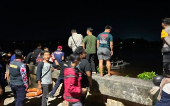 Petugas dan warga berjibaku melakukan evakuasi perempuan yang terjun ke Sungai Mahakam di Turap Timbau, Tenggarong. (Disdamkarmatan Kukar)