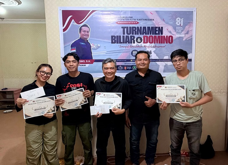 Suasana Turnamen Domino Dalam Rangka memeriahkan HUT ke-81 Kemerdekaan Republik Indonesia di Sekretariat PWI Kukar. (Dok.PWI Kukar)