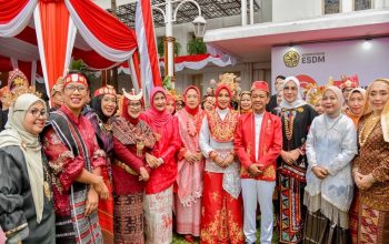 Pakaian adat dari berbagai daerah mewarnai upacara peringatan Hari Ulang Tahun (HUT) ke-81 Kemerdekaan Republik Indonesia. (Dok: esdm.go.id)