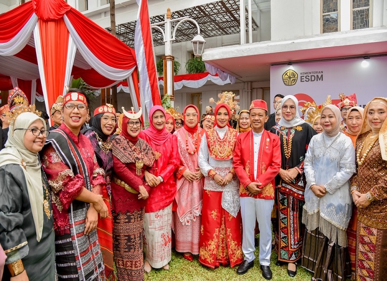 Pakaian adat dari berbagai daerah mewarnai upacara peringatan Hari Ulang Tahun (HUT) ke-81 Kemerdekaan Republik Indonesia. (Dok: esdm.go.id)