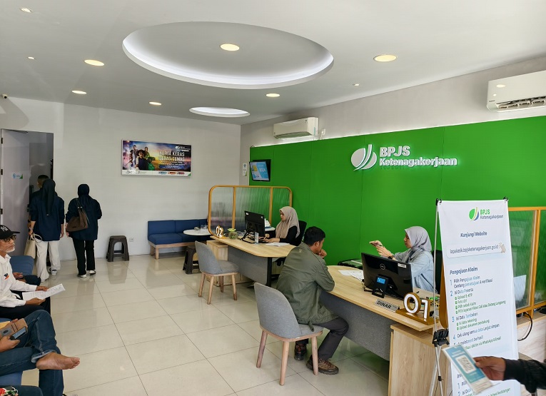 Layanan di Kantor BPJS Ketenagakerjaan Cabang Kutai Kartanegara (Dok. Andri/dutakaltimnews.com)