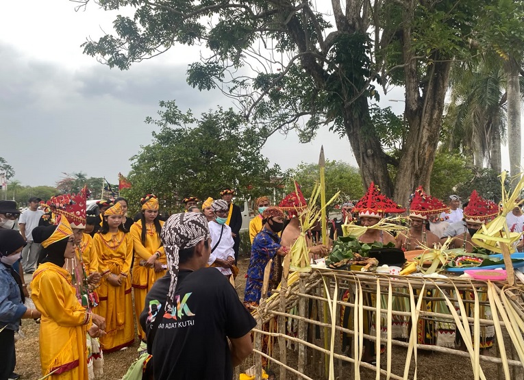 Prosesi Menjamu Benua. (Irvan/dutakaltimnews.com)