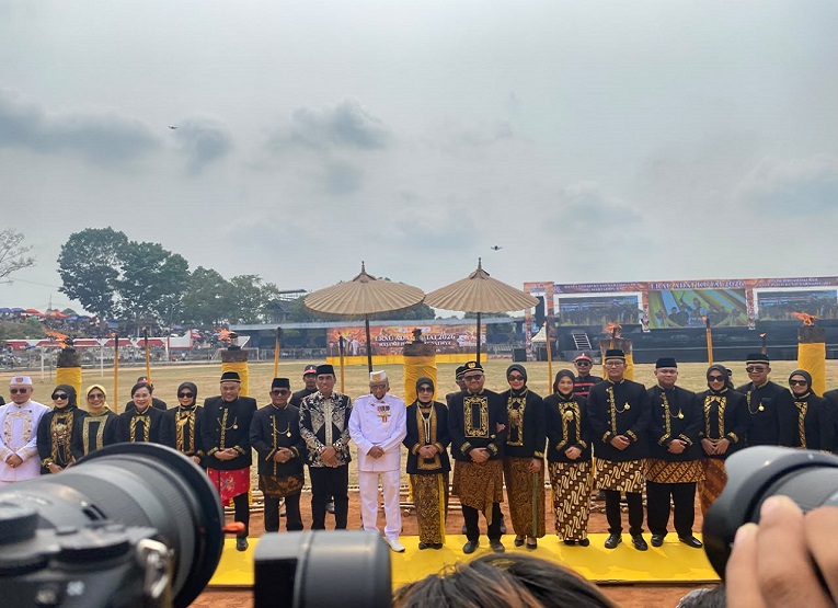 pembukaan Erau Adat Kutai 2026 di Stadion Rondong Demang Tenggarong. (Van/dutakaltimnews.com)