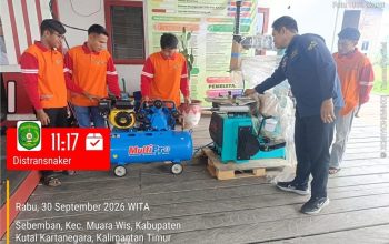 Dorong Usaha Mandiri, Disnaker Kukar Beri Pelatihan dan Bantuan Perbengkelan untuk Warga Muara Wis 4 Teks Foto: Suasana Pelatihan perbengkelan sepeda motor bagi warga Desa Sebemban, Kecamatan Muara Wis. (Dok. Distransnaker Kukar)