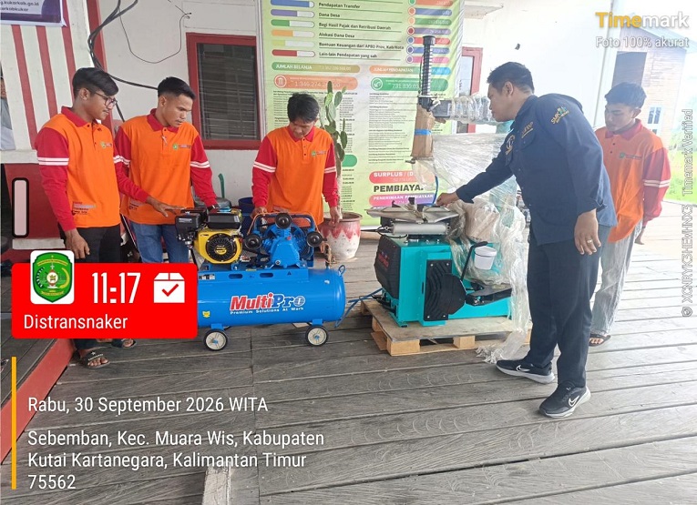 Teks Foto: Suasana Pelatihan perbengkelan sepeda motor bagi warga Desa Sebemban, Kecamatan Muara Wis. (Dok. Distransnaker Kukar)