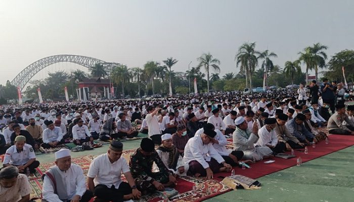Kemarau Makin Panjang, Lapangan Kantor Bupati Kukar Dipenuhi Warga Salat Istisqa 2 Salat Istisqa 222