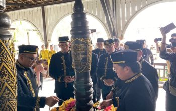 Ziarah ke Makam Aji Imbut Pendiri Kota Tenggarong serta Raja-raja Kesultanan Kutai Kartanegara Ing Martadipura dalam rangka Hari Ulang Tahun Kota Tenggarong ke 244. (Van/dutakaltimnews.com)