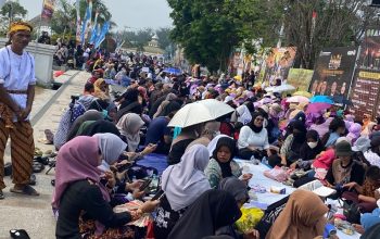 Beseprah Erau 2026, Bupati Aulia: Tradisi Ini Jadi Modal Bersama Bangun Kukar 3 Suasana Besaprah Erau Adat Kutai 2026. (Van/dutakaltimnews.com)