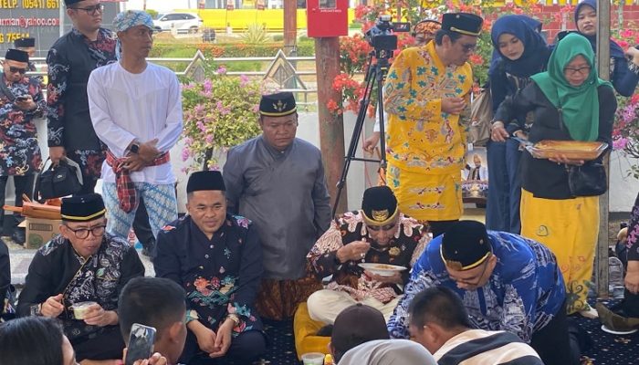 Ribuan Warga Padati Beseprah Erau Kutai 2026, Ketua DPRD: Tradisi Berbagi Harus Dilestarikan
