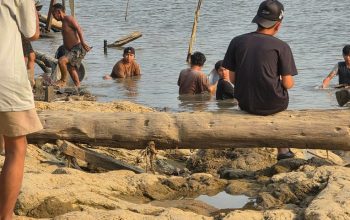 Musim Kemarau, Warga Embalut Ramai-Ramai Mendulang Emas di Pinggir Sungai Mahakam