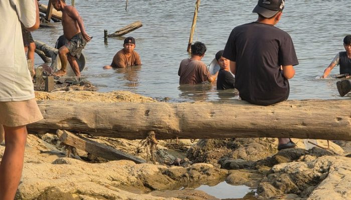 Musim Kemarau, Warga Embalut Ramai-Ramai Mendulang Emas di Pinggir Sungai Mahakam