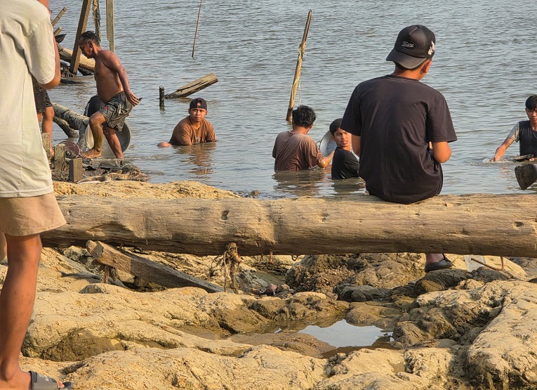Momen Saat Warga Desa Embalut Mendulang Emas di Sungai Mahakam (Dok. Pemerintah Desa Embalut)