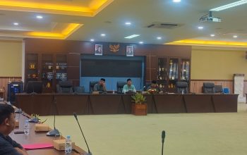 Rapat Dengar Pendapat Anggota Komisi I DPRD Kab. Kukar dengan pihak terkait membahas Lanjutan Percepatan Pembebasan Lahan (Enclave) dan Integrasi Anggaran Layanan Dasar di Desa Menamang Kiri Tahun Anggaran 2026 dan Tahun Anggaran 2027. (Van/dutakaltimnews.com)