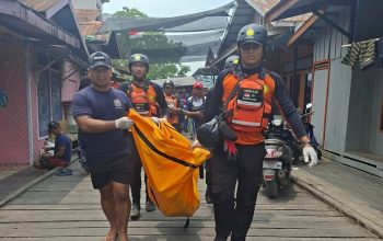 Tim SAR gabungan saat mengevakuasi korban tenggelam di Sungai Loa Haur, Loa Janan. (Dok. Disdamkarmatan Kukar)