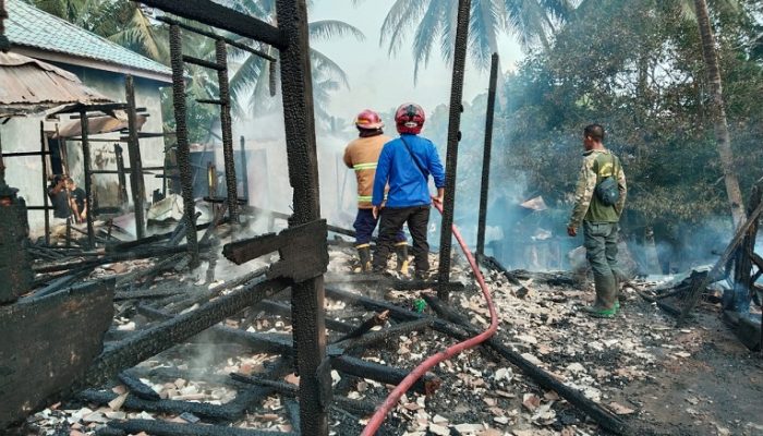 dua rumah terbakar