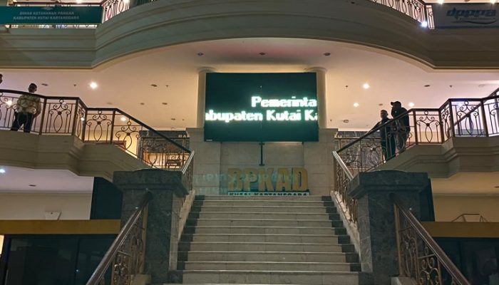 Dugaan Penyimpangan Pembayaran Honorarium Disdikbud, BPKAD Kukar Digeledah hingga Malam