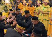 Prosesi perebahan Pinang Ayu Erau Adat Kutai 2026. (Van/dutakaltimnews.com)