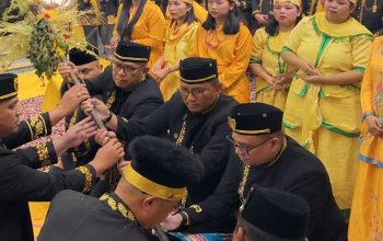 Prosesi perebahan Pinang Ayu Erau Adat Kutai 2026. (Van/dutakaltimnews.com)