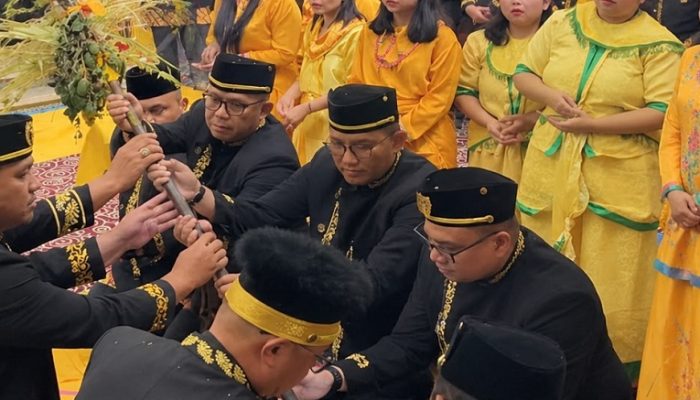 Prosesi Perebahan Pinang Ayu Jadi Penanda Berakhirnya Erau 2026